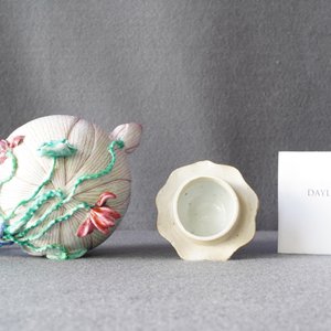 Une théière couverte en porcelaine de Chine famille rose en forme de lotus, Yongzheng — photo 12