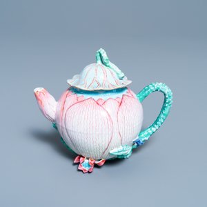 Une théière couverte en porcelaine de Chine famille rose en forme de lotus, Yongzheng — photo 2