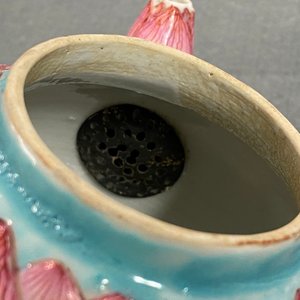 Une théière couverte en porcelaine de Chine famille rose en forme de lotus, Yongzheng — photo 24