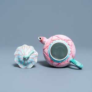Une théière couverte en porcelaine de Chine famille rose en forme de lotus, Yongzheng — photo 7