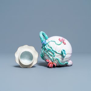 Une théière couverte en porcelaine de Chine famille rose en forme de lotus, Yongzheng — photo 8