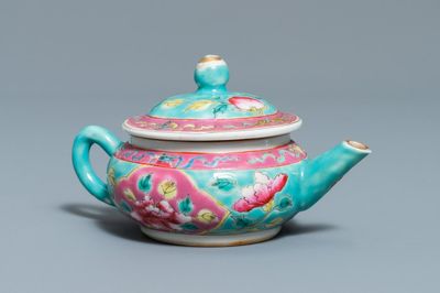 Une théière couverte en porcelaine de Chine famille rose pour le marché Straits ou Peranakan, 19ème