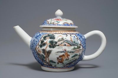 Une théière couverte en porcelaine de Chine famille rose, Yongzheng