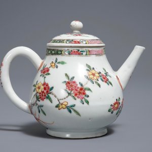 Une théière couverte en porcelaine de Chine famille rose, Yongzheng — photo 3