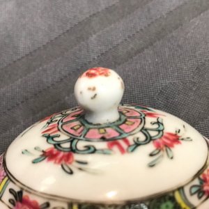 Une théière couverte en porcelaine de Chine famille rose, Yongzheng — photo 8