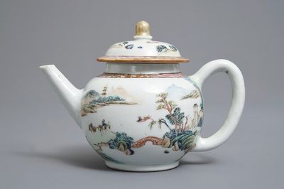 Une théière couverte en porcelaine de Chine famille rose, Yongzheng