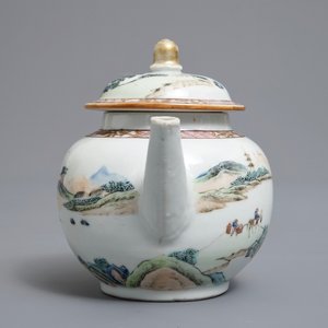 Une théière couverte en porcelaine de Chine famille rose, Yongzheng — photo 2