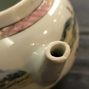 Une théière couverte en porcelaine de Chine famille rose, Yongzheng — photo 9
