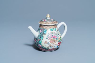 Une théière couverte en porcelaine de Chine famille rose, Yongzheng