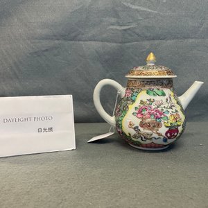 Une théière couverte en porcelaine de Chine famille rose, Yongzheng — photo 9