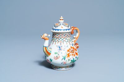 Une théière couverte en porcelaine de Chine famille rose, Yongzheng/Qianlong