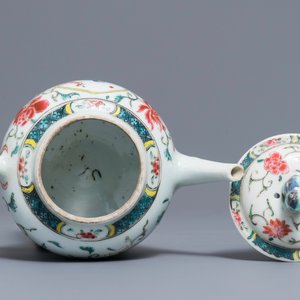 Une théière couverte en porcelaine de Chine famille rose, Yongzheng/Qianlong — photo 7