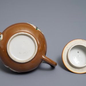 Une théière couverte en porcelaine de Chine famille verte à fond capucin, Kangxi — photo 6