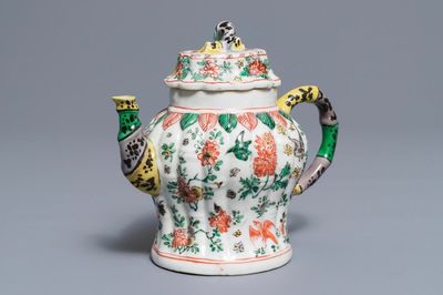 Une théière couverte en porcelaine de Chine famille verte, Kangxi