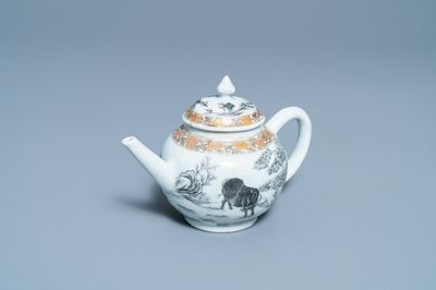 Une théière couverte en porcelaine de Chine grisaille et dorée à décor de buffles, Yongzheng