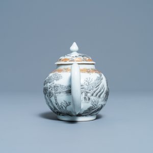 Une théière couverte en porcelaine de Chine grisaille et dorée à décor de buffles, Yongzheng — photo 3