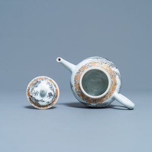 Une théière couverte en porcelaine de Chine grisaille et dorée à décor de buffles, Yongzheng — photo 6
