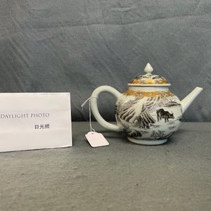 Une théière couverte en porcelaine de Chine grisaille et dorée à décor de buffles, Yongzheng — photo 9