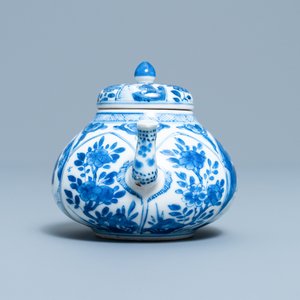 Une théière couverte en porcelaine de Chine pâte tendre en bleu et blanc, Kangxi — photo 5