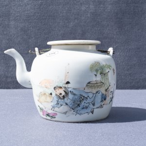 Une théière couverte en porcelaine de Chine qianjiang cai, 19/20ème — photo 8