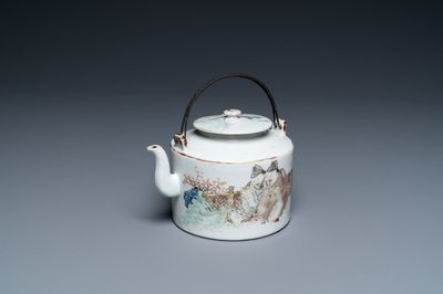 Une théière couverte en porcelaine de Chine qianjiang cai, 19/20ème