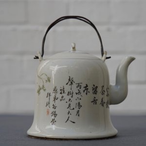 Une théière couverte en porcelaine de Chine qianjiang cai, 19/20ème — photo 9
