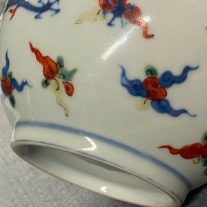 Une théière couverte en porcelaine de Chine wucai à décor de dragons, République — photo 13