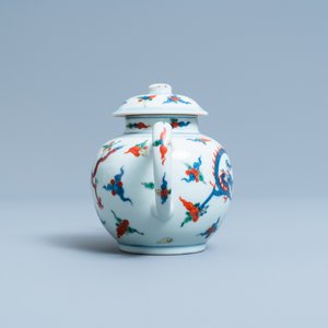 Une théière couverte en porcelaine de Chine wucai à décor de dragons, République — photo 5