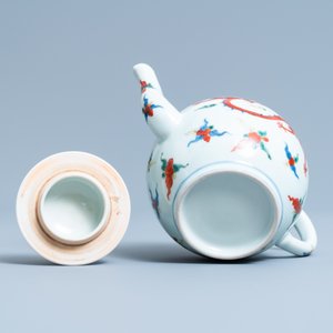 Une théière couverte en porcelaine de Chine wucai à décor de dragons, République — photo 7