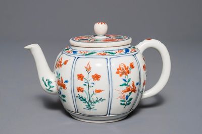 Une théière couverte en porcelaine Kakiemon de Japon, Edo, 17ème