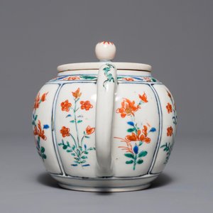 Une théière couverte en porcelaine Kakiemon de Japon, Edo, 17ème — photo 3