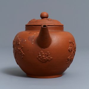 Une théière couverte en terre cuite dans le style de Yixing, Delft, 1er quart du 18ème — photo 3