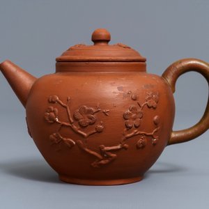 Une théière couverte en terre cuite dans le style de Yixing, Delft, 1er quart du 18ème — photo 4