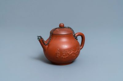 Une théière couverte en terre rouge de Delft, vers 1700