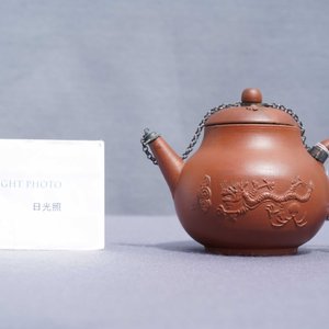 Une théière couverte en terre rouge de Delft, vers 1700 — photo 18