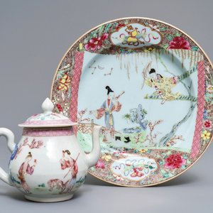 Une théière couverte et une assiette en porcelaine de Chine famille rose, Yongzheng/Qianlong — photo 1