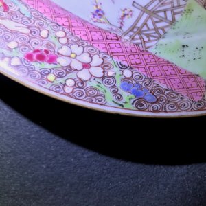 Une théière couverte et une assiette en porcelaine de Chine famille rose, Yongzheng/Qianlong — photo 11