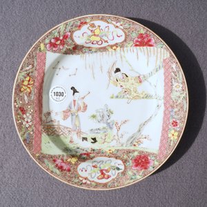 Une théière couverte et une assiette en porcelaine de Chine famille rose, Yongzheng/Qianlong — photo 25