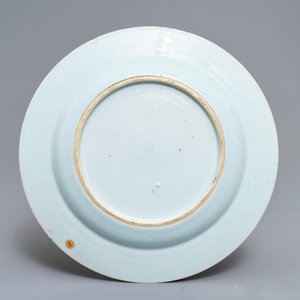 Une théière couverte et une assiette en porcelaine de Chine famille rose, Yongzheng/Qianlong — photo 3