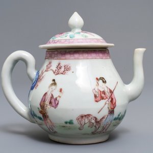 Une théière couverte et une assiette en porcelaine de Chine famille rose, Yongzheng/Qianlong — photo 4
