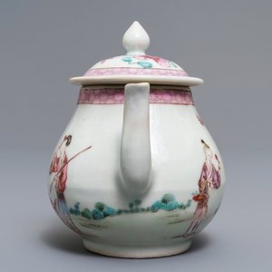 Une théière couverte et une assiette en porcelaine de Chine famille rose, Yongzheng/Qianlong — photo 7