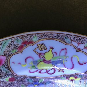 Une théière couverte et une assiette en porcelaine de Chine famille rose, Yongzheng/Qianlong — photo 10