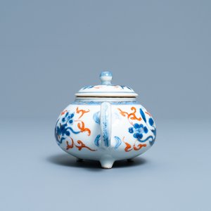 Une théière couverte tripod en porcelaine de Chine en bleu, blanc, rouge de fer et doré, Kangxi — photo 3