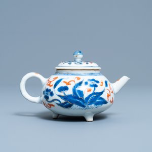 Une théière couverte tripod en porcelaine de Chine en bleu, blanc, rouge de fer et doré, Kangxi — photo 4