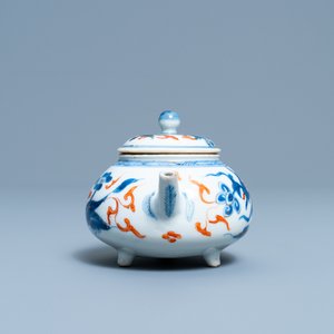 Une théière couverte tripod en porcelaine de Chine en bleu, blanc, rouge de fer et doré, Kangxi — photo 5