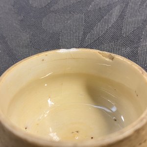 Une théière couverte tripod en porcelaine de Chine en bleu, blanc, rouge de fer et doré, Kangxi — photo 9