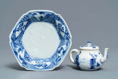 Une théière d'après un modèle en Yixing et une assiette à décor anhua en porcelaine de Chine bleu et blanc, Tianqi et Kangxi