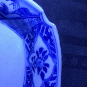 Une théière d'après un modèle en Yixing et une assiette à décor anhua en porcelaine de Chine bleu et blanc, Tianqi et Kangxi — photo 12
