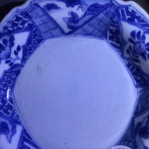 Une théière d'après un modèle en Yixing et une assiette à décor anhua en porcelaine de Chine bleu et blanc, Tianqi et Kangxi — photo 15