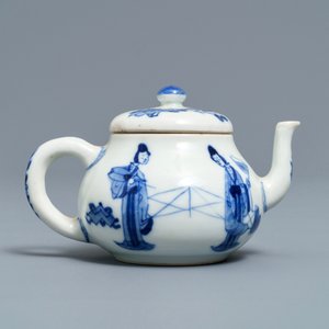 Une théière d'après un modèle en Yixing et une assiette à décor anhua en porcelaine de Chine bleu et blanc, Tianqi et Kangxi — photo 4